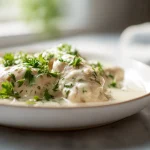 Heerlijke airfryer romige kip op een bord