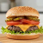 Heerlijke cheeseburger bereid in de airfryer met perfect gesmolten kaas.
