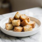 zelfgemaakte croutons bereid in de airfryer