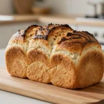 Vers gebakken tijgerbrood uit de Airfryer met een krokante korst en luchtige binnenkant.