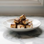 Kruidige tofu bereid in de airfryer.